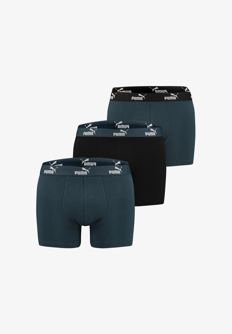 Drei Paare Herrenboxershorts: eine schwarze, eine dunkelblaue, eine hellblaue, mit elastischen Taillengummis und weißen Puma-Logo sowie Nähdetails.