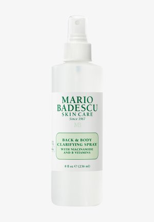 Flacon de spray pour le dos et le corps Mario Badescu avec pulvérisateur, contenant de la niacinamide et des vitamines B, volume de 236 ml.