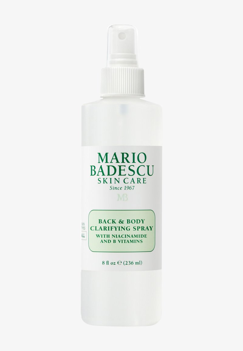 Butelka z sprayem Mario Badescu Back & Body Clarifying Spray, zawiera niacynamid i witaminy z grupy B, o pojemności 236 ml.