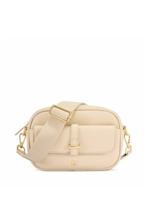 Beżowa teksturowana skórzana torebka na ramię z przednią kieszenią na klapę, złotym okuciem, regulowanym szerokim paskiem z tkaniny oraz zapinaną na zamek główną komorą.