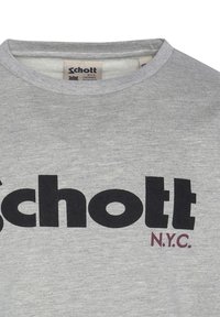 T-shirt in cotone grigio con colletto tondo. Presenta il bold nero "Schott" e un accento rosso "N.Y.C.". Texture morbida, design casual.