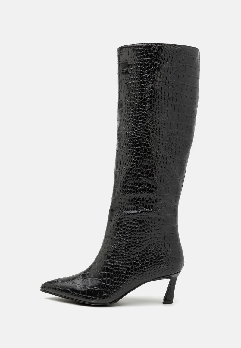 Stivali neri fino al ginocchio con punta affilata e una brillante texture a motivo coccodrillo. Presentano un tacco sottile e angolato. Fodera interna liscia.