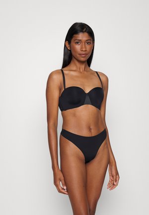 Set di lingerie nero composto da un reggiseno imbottito con spalline regolabili e una mutandina alta coordinata, entrambi in tessuto morbido e elasticizzato.