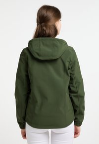 Grøn softshell-jakke med en tætsiddende design, justerbar hætte, elastiske manchetter og glat tekstur. Bagansigt uden synlige lukninger.