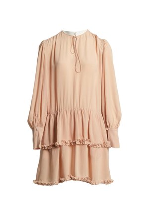 Hellrosa langärmliges Kleid mit gestuften Volants am Saum, geknöpften Manschetten und kleinem Bindeband am runden Ausschnitt.