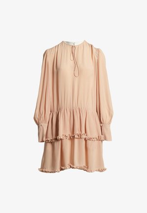 Hellrosa langärmliges Kleid mit gestuften Volants am Saum, geknöpften Manschetten und kleinem Bindeband am runden Ausschnitt.