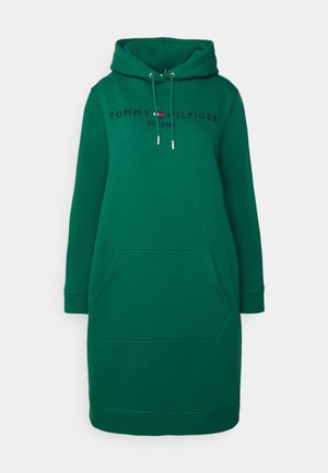 Robe à capuche verte en tissu doux, avec une grande poche avant, une capuche à cordon de serrage et un logo imprimé sur la poitrine.