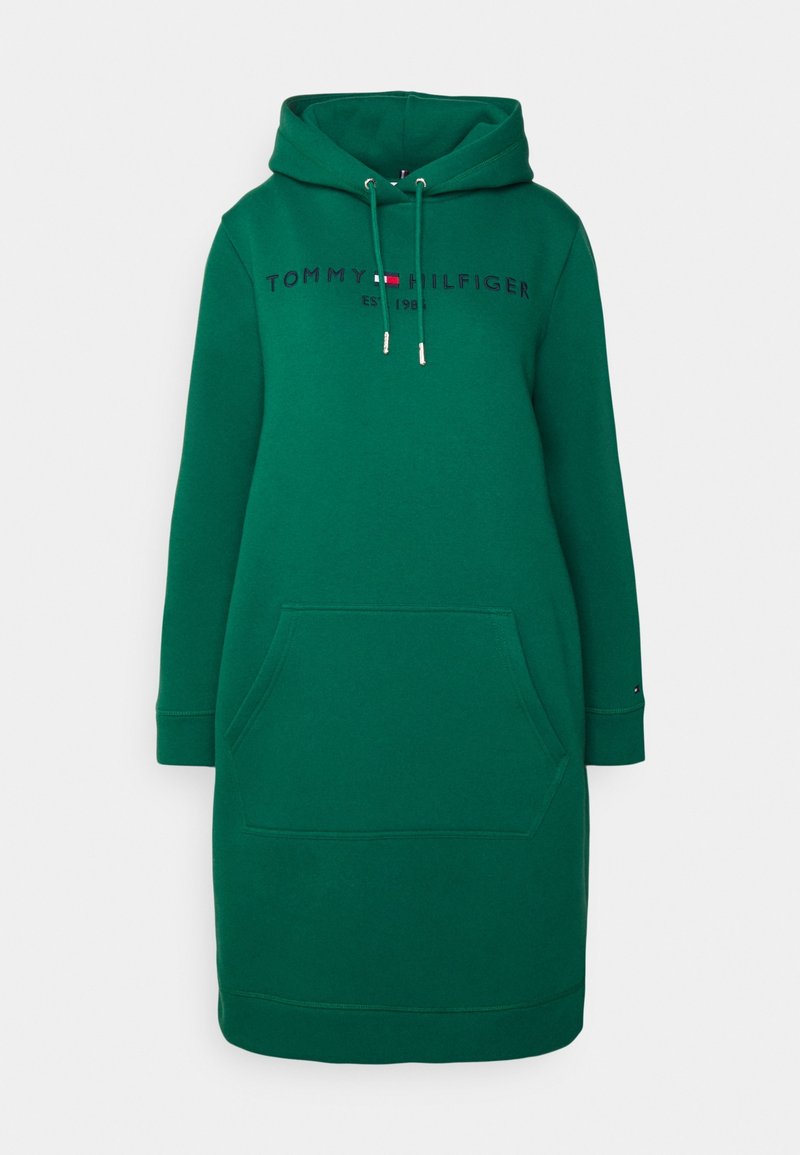 Robe à capuche verte en tissu doux, avec une grande poche avant, une capuche à cordon de serrage et un logo imprimé sur la poitrine.