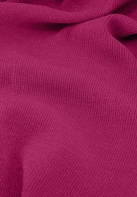 Fuchsia ribbelstof met een gladde textuur, met gelijkmatige lijnen en een zachte, subtiele glans over het oppervlak.