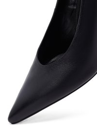 Zapato de tacón de piel negra con punta afilada, textura suave y diseño minimalista. Presenta un escote bajo y un tacón delgado.