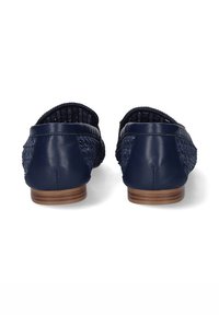Zapatos de cuero azul marino con textura trenzada en los laterales, tacón de madera marrón plano, punta redondeada y diseño abierto en la parte posterior.