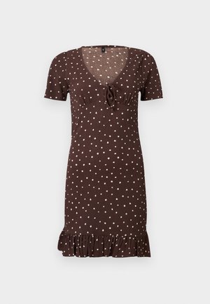 Robe courte à manches courtes marron avec pois blancs, détail noué en col en V et ourlet à volants.