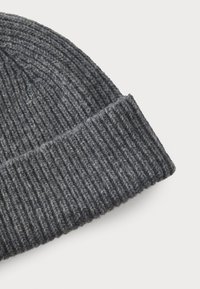 Πλεκτό γκρι σκουφάκι με ριχτό υφασμάτινο σχέδιο. Διαθέτει διπλωμένο μανίκι, μαλακή αίσθηση και ελαφρώς ποικιλόχρωμο νήμα για επιπλέον διάσταση.