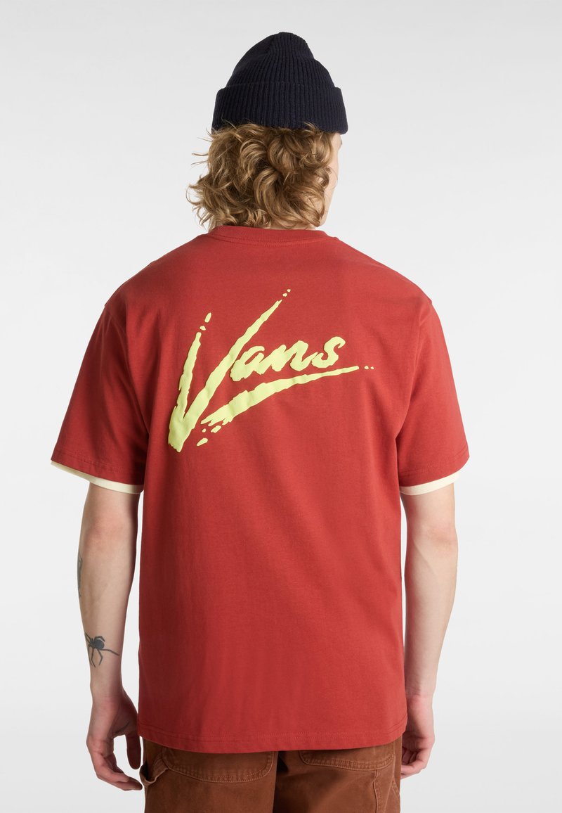 Camiseta roja de manga corta hecha de algodón, con un gran logo amarillo de Vans en la parte posterior y detalles en blanco en las mangas.