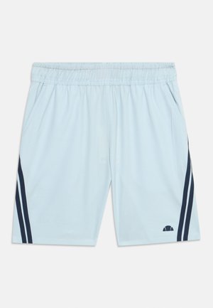 Jasnoniebieskie sportowe szorty z elastycznym paskiem w talii, bocznymi kieszeniami i dwoma ciemnymi pionowymi paskami na każdej nogawce.