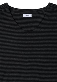 T-shirt à rayures horizontales noires et gris foncé avec un col en V et une étiquette blanche indiquant "Cecil" à l'encolure. Aucune personne visible.