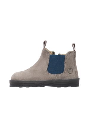 Singolo stivaletto alla caviglia in camoscio grigio con suola nera e pannello laterale elastico blu, mostrato di profilo su sfondo bianco.