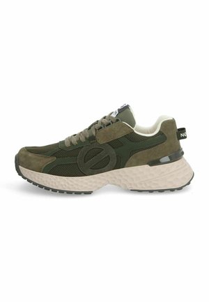Baskets en suède vert et maille avec une semelle beige texturée, présentant un collier rembourré, des lacets ton sur ton et un accent de logo circulaire.