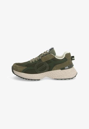 Groene suède en mesh sneakers met een gestructureerde beige zool, voorzien van een gewatteerde kraag, tonale veters en een circulaire logosticker.