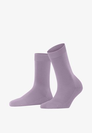 Een paar effen lavendelkleurige sokken met geribbelde manchetten, naast elkaar weergegeven tegen een witte achtergrond.