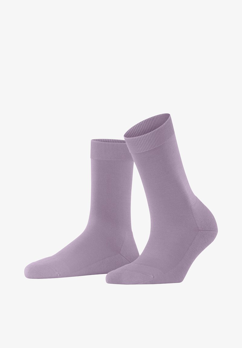 Para gładkich fioletowych skarpetek za kostkę z prążkowanymi mankietami, pokazanych obok siebie na białym tle.