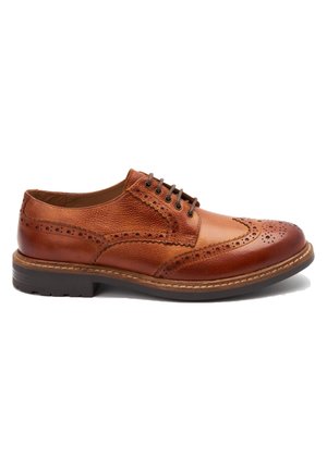 Chaussure brogue en cuir marron avec design à bout droit, détails perforés, lacets marron foncé et semelle en caoutchouc vue de côté.