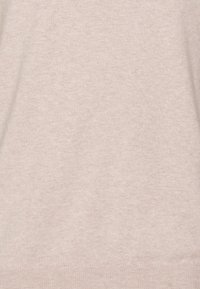 Jasnobeżowy sweter dzianinowy o miękkiej fakturze, z prążkowanym dołem i rękawami, z nieco nieregularnym wzorem na całej powierzchni materiału.