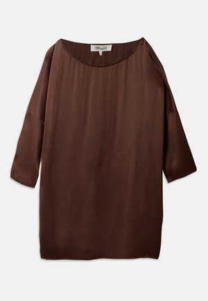 Blusa marrone ampia e morbida con scollo a barca largo e maniche a tre quarti, realizzata in un tessuto liscio e strutturato. La parte superiore presenta leggere pieghe.