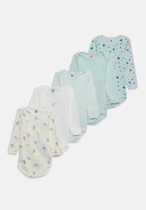 Cinq bodies bébé à manches longues en couleurs pastel avec motifs étoiles et animaux, disposés en chevauchement décalé sur un fond blanc.