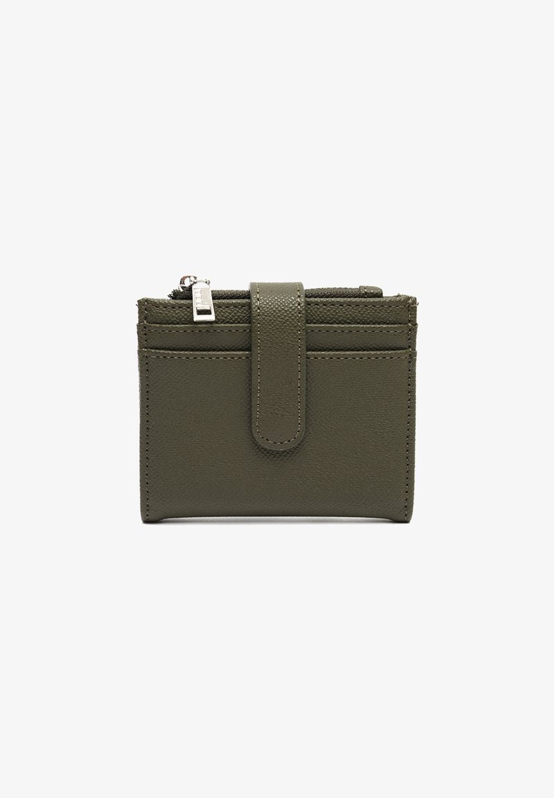 Olijfgroene leren portemonnee met een gestructureerde afwerking, voorzien van een ritscompartiment, een magneetsluiting en meerdere kaartsleuven.