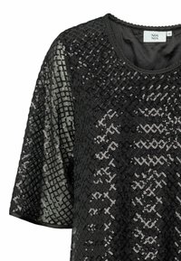 Top negro de manga corta, con un patrón geométrico de lentejuelas. Cuello redondo con un acabado texturizado, la etiqueta dice "NOA NOA."