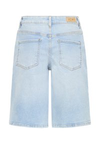 Shorts en denim bleu clair jusqu'aux genoux avec poches arrière et une petite étiquette beige portant l'inscription "ICHI" sur la ceinture.