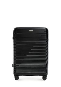 Maleta rígida negra con surcos paralelos, dos ruedas, asa superior y placa de marca. Textura suave y forma rectangular.