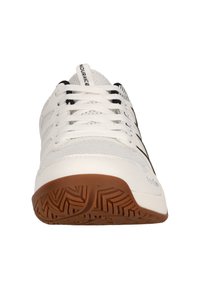 Vit sportskor med svarta accenter, nätövre, gummisulor och mönstrad sula. Utvecklad med traditionell snörning och förstärkt tå.