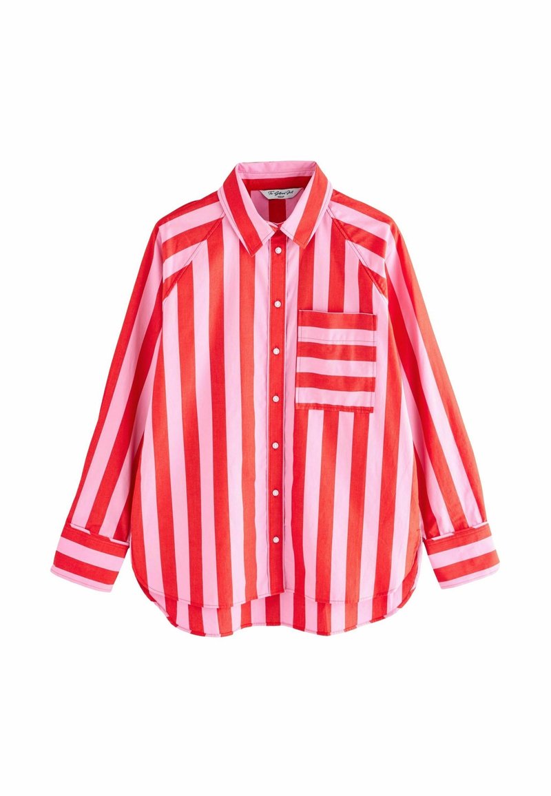 Chemise à manches longues boutonnée, avec des rayures verticales rouges et roses, une poche avant à rayures horizontales et un col en pointe.