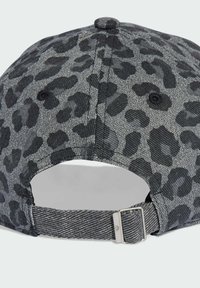 Cappellino nero e grigio con motivo a stampa leopardata, realizzato in tessuto testurizzato, dotato di una fascia regolabile sul retro e una fibbia in metallo.