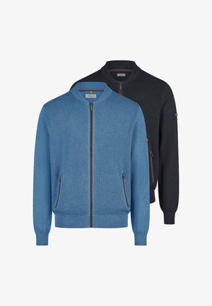 Twee bomberjacks voor heren met rits, één lichtblauw en één zwart, gemaakt van een getextureerde gebreide stof met ritssluitingen op zakken, afgebeeld op een witte achtergrond.