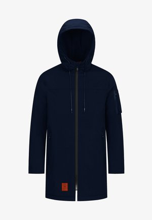 Chaqueta impermeable de color navy con capucha, cierre frontal, dos bolsillos laterales y un parche de logo visible en la parte inferior izquierda.