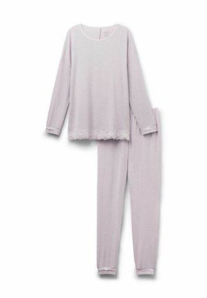 Zachte lavendelkleurige pyjama met lange mouwen, afgewerkt met kant aan de manchetten, zoom en pijpopeningen, weergegeven op een witte achtergrond.