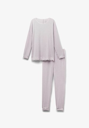 Weiches, lavendelfarbenes langärmliges Pyjama-Set mit Spitzenbesatz an Bündchen, Saum und Hosenbeinabschlüssen, auf weißem Hintergrund präsentiert.