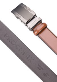 Brązowy skórzany pasek z metalową klamrą z żłobieniami. Wytłoczone imię marki i rozmiar na pasku. Kontrast kolorów między materiałami.
