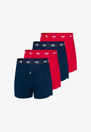 Quattro boxer Adidas in alternanza di rosso e blu navy, ciascuno con una fascia in vita marchiata con il logo trifoglio di Adidas.