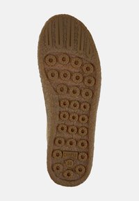 Suola di scarpa in gomma marrone con superficie texturizzata, impugnature circolari e logo del marchio "CAMPER" con taglia "38" vicino al tallone.