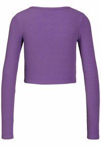 Violetti ribbikuosinen pitkähihainen crop-top, istuvalla leikkauksella ja pyöreällä pääntiellä, jossa on sileä pinta ilman näkyviä koristeita.