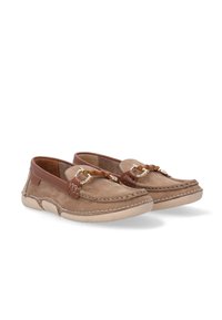 Hnědé semišové slip-on boty s oválnou špičkou, koženými detaily, dekorativním řetízkem na přední straně a texturovanou gumovou podrážkou.