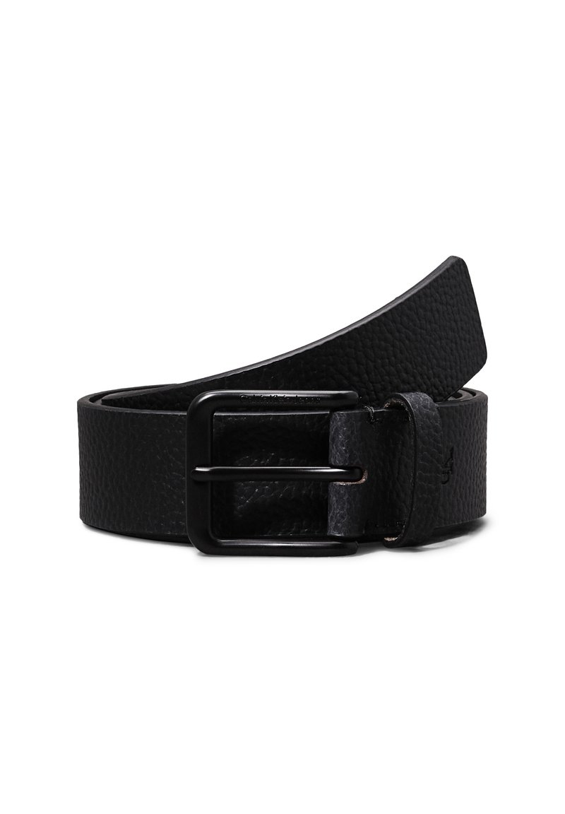 Curea din piele neagră, cu o suprafață texturată, cataramă metalică rectangulară cu finisaj negru asortat și un design simplu, fără modele.