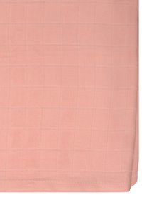 Pfirsichfarbenes Textil mit einem strukturierten Rautenmuster. Der Stoff hat eine subtile Webart, die ihm ein weiches und leicht erhabenes Aussehen verleiht.