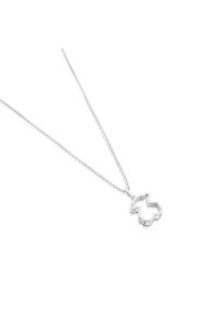 Srebrny naszyjnik z cienkim łańcuszkiem i zawieszką w kształcie niedźwiedzia, z otwartym wzorem i polerowaną teksturą.