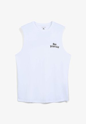 Biała, bezrękawnikowa koszulka z okrągłym dekoltem, z czarnym napisem "San Francisco" na lewej piersi. Miękka tekstura, luźny krój.
