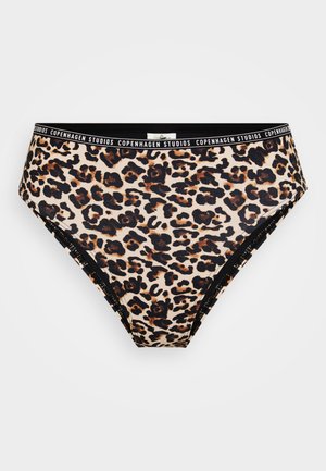 Bikiny s leopardím vzorom, ktoré majú čierny elastický pás so textom "Copenhagen Studios", navrhnuté s vysokým strihom a hladkým materiálom.
